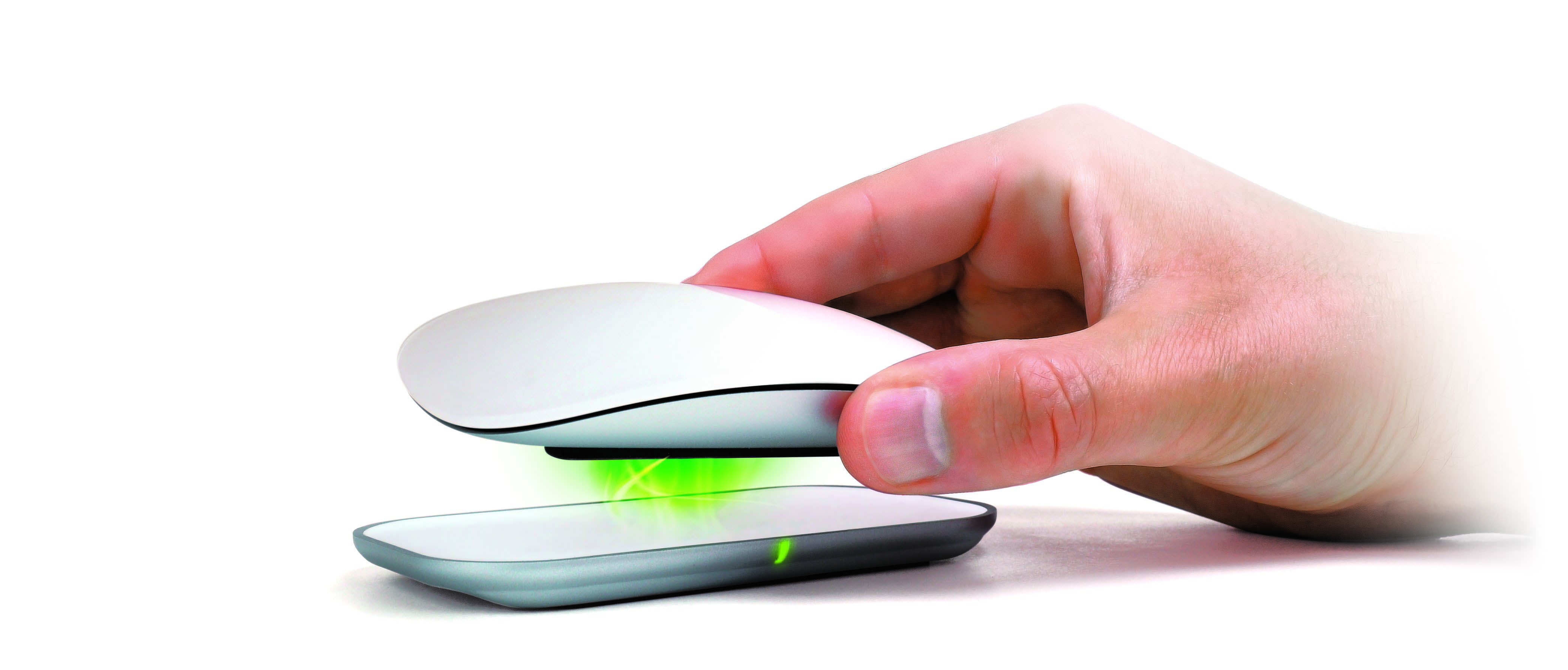 Заряжаемые мыши. Беспроводная зарядка для Magic Mouse. Apple Magic Mouse зарядка. Зарядка Magic Mouse 3. Беспроводная мышь Аппле.