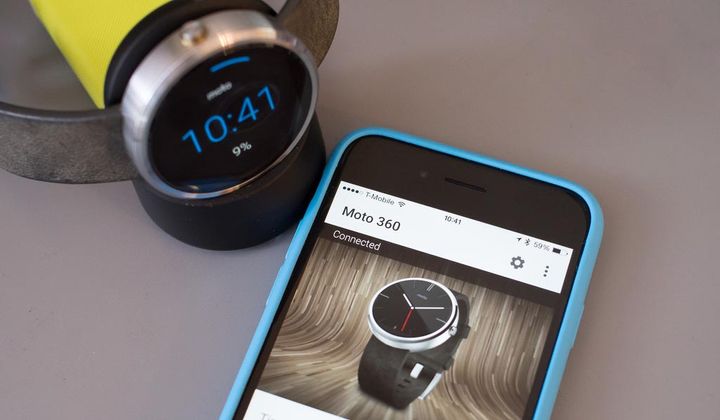 Nevyhovujú vám Apple Watch? Čoskoro si budete môcť spárovať iPhone aj s Android Wear!