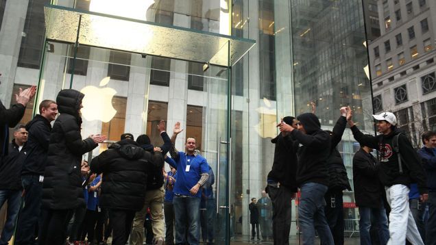 Černosi boli vylúčení z Apple Store, obsluha si myslela, že ide o imigrantov