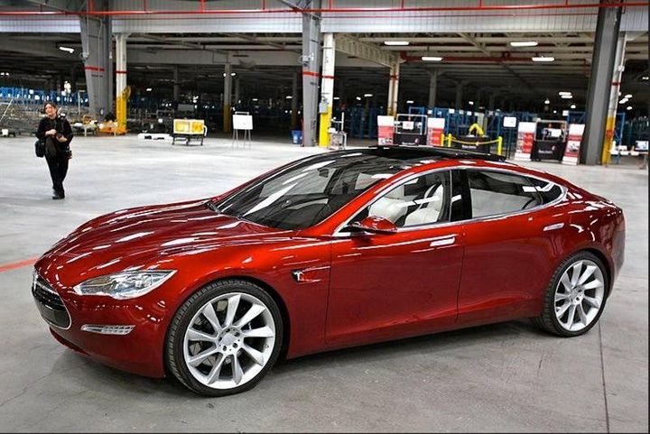 Skvelý pomer dojazdu a ceny! Nová Tesla Model III