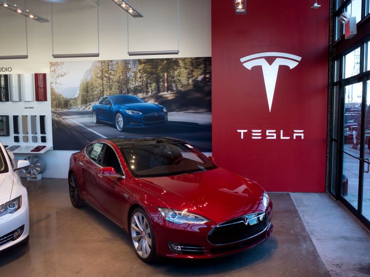 Tesla naberá hlavných Apple Store lídrov do showroomu v LA