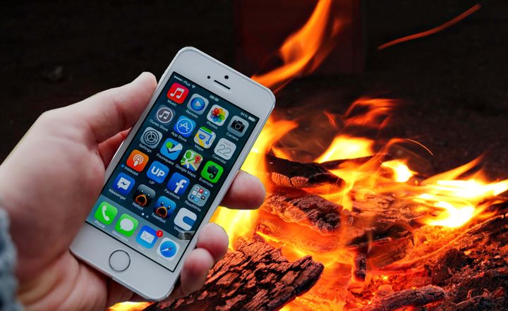 Vybitý iPhone na opekačke? Nabi si ho pomocou ohňa!