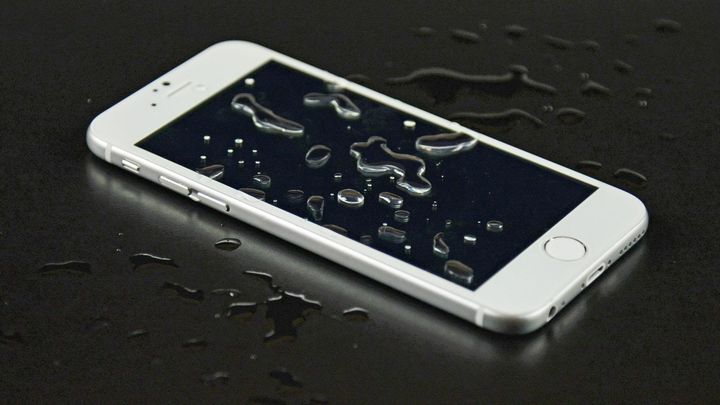 Že voda a iPhone nejdú dokopy? Omyl