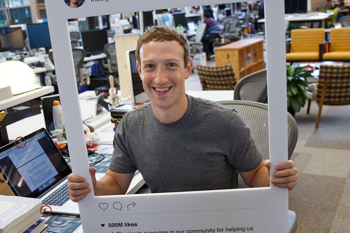 Prečo má Mark Zuckerberg prelepenú kameru aj mikrofón lepiacou páskou?