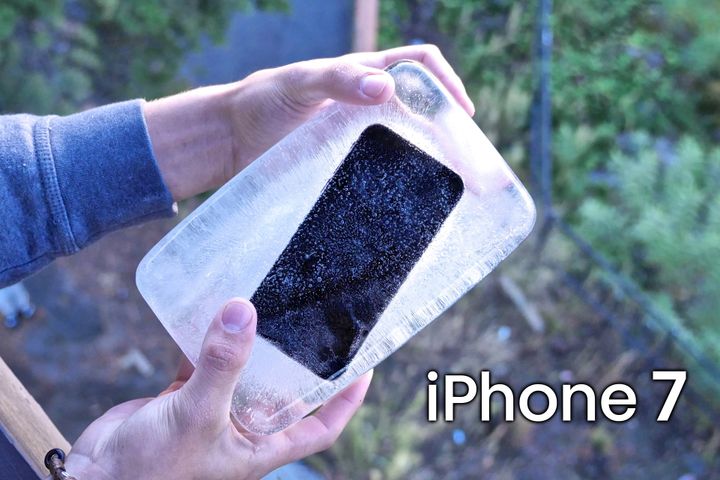 IPhone 7 v ľade. Prežil pád z 15 metrov?