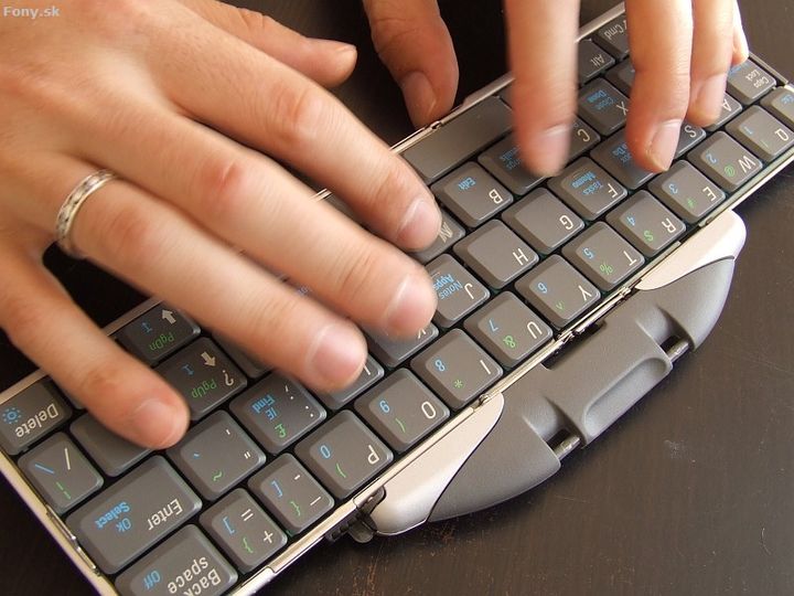 Ste unavení z neustáleho písania na klávesnici? Klávesnica na rozpoznávanie reči dopraje vašim prstom zaslúžený odpočinok