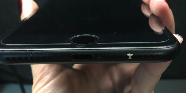 Majiteľom matne čierneho iPhone sa lúpe farba z telefónu